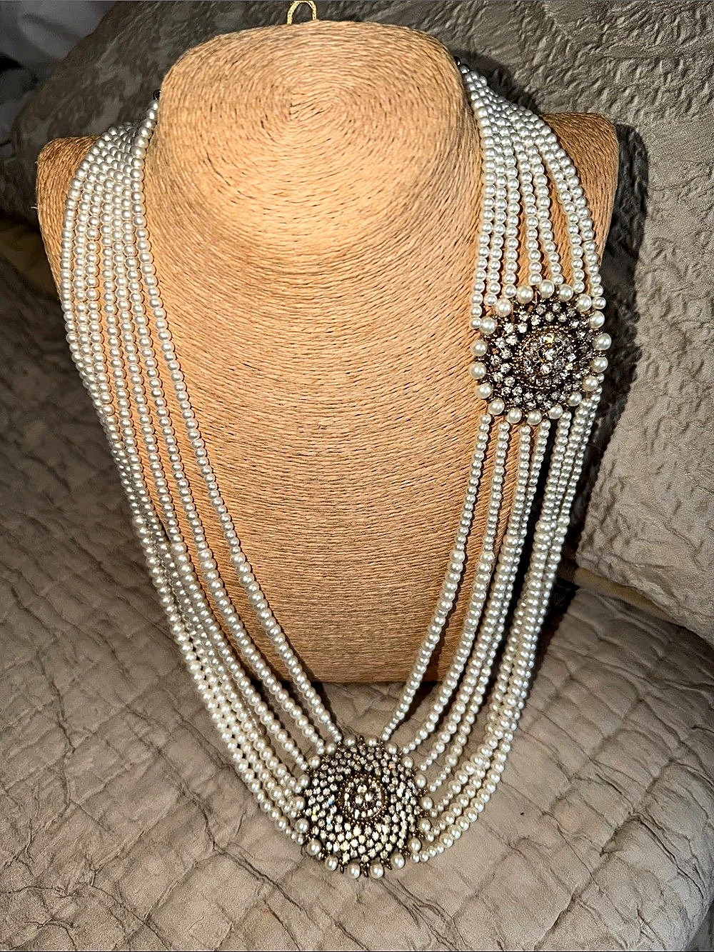 Layered Pearl Statement Necklace in White & Gold Like New - Picture 5 of 15